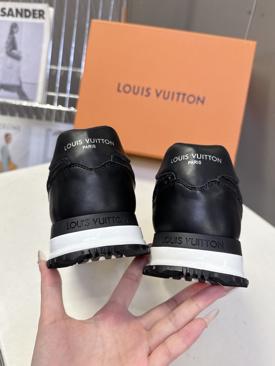 路易威登Louis Vuitton春夏最新款运动鞋超多明星网红种草 以复古篮球鞋为原型，采用全皮面压纹老