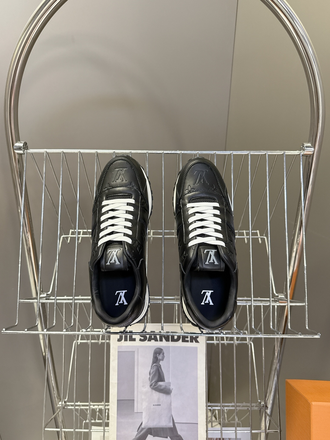 路易威登Louis Vuitton春夏最新款运动鞋超多明星网红种草 以复古篮球鞋为原型，采用全皮面压纹老