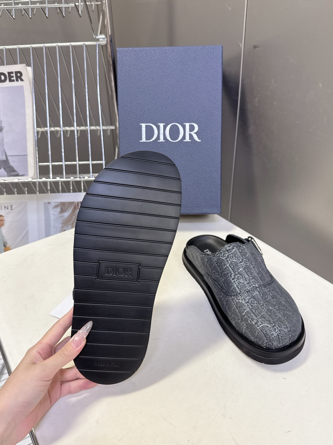 迪奥 Dior春夏最新款Aqua穆勒包头半拖 超多明星网红种草 鞋面采用迪奥经典的 Dior Obliq