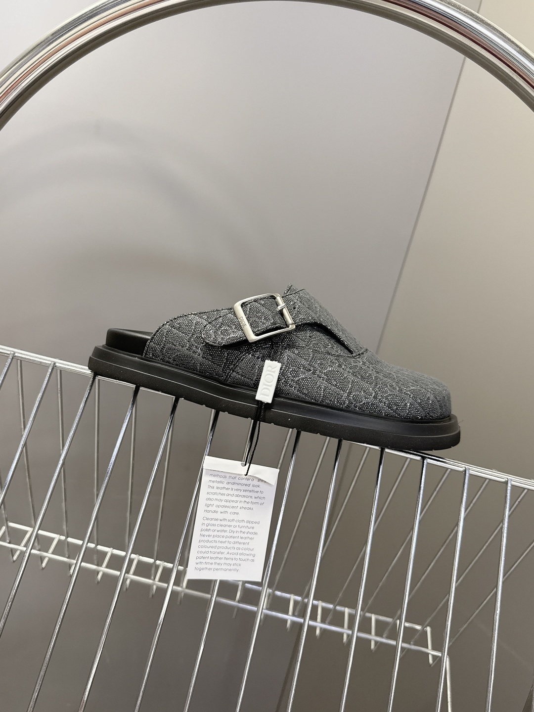 迪奥 Dior春夏最新款Aqua穆勒包头半拖 超多明星网红种草 鞋面采用迪奥经典的 Dior Obliq