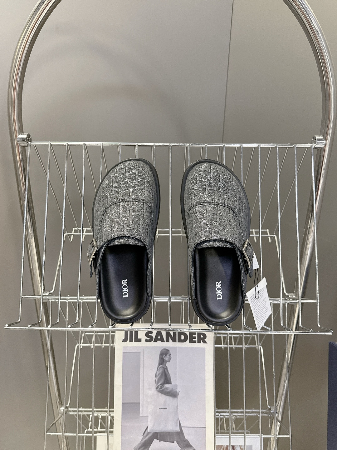 迪奥 Dior春夏最新款Aqua穆勒包头半拖 超多明星网红种草 鞋面采用迪奥经典的 Dior Obliq