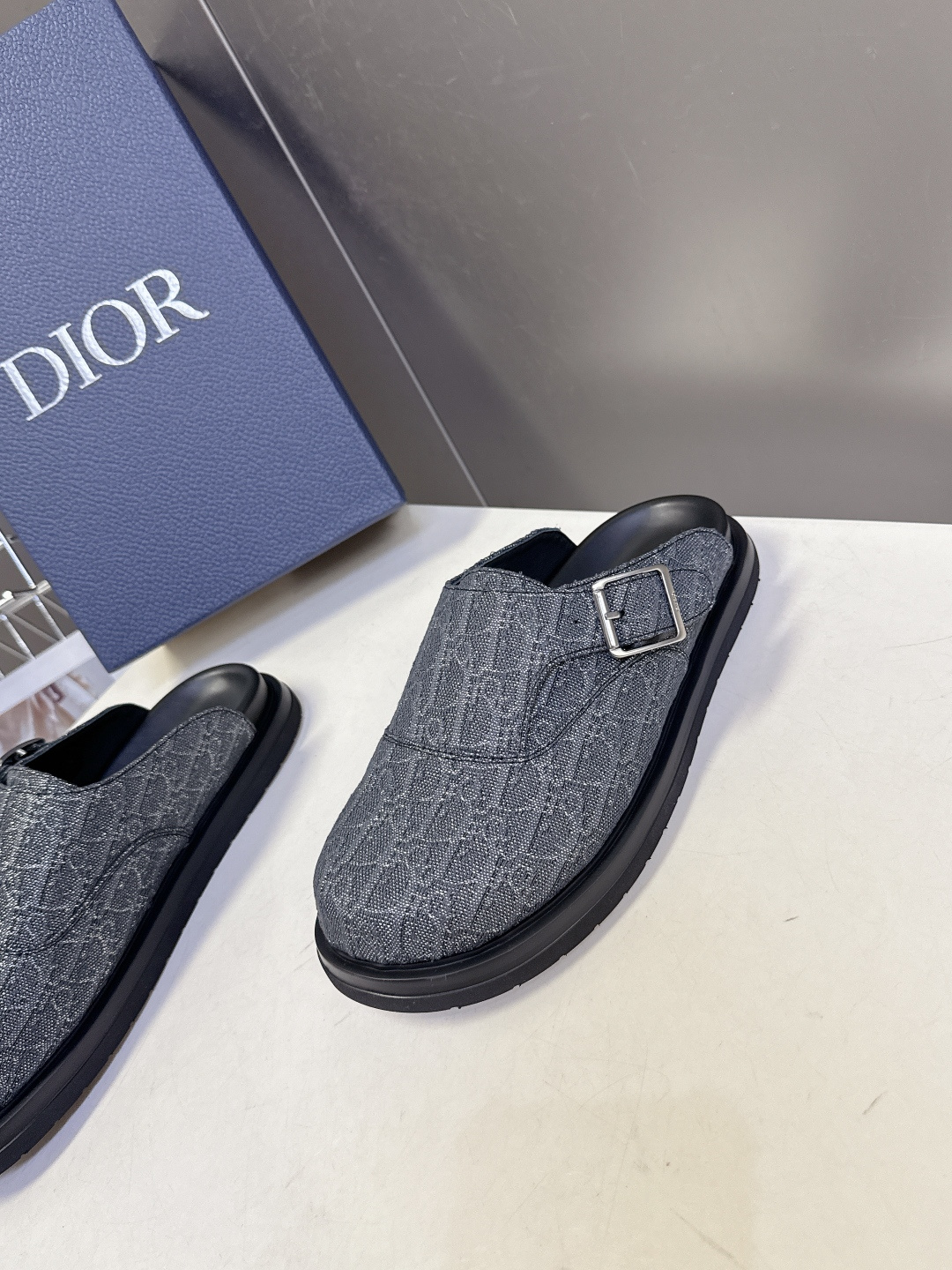 迪奥 Dior春夏最新款Aqua穆勒包头半拖 超多明星网红种草 鞋面采用迪奥经典的 Dior Obliq