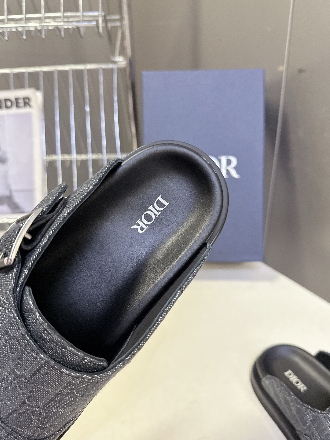 迪奥 Dior春夏最新款Aqua穆勒包头半拖 超多明星网红种草 鞋面采用迪奥经典的 Dior Obliq