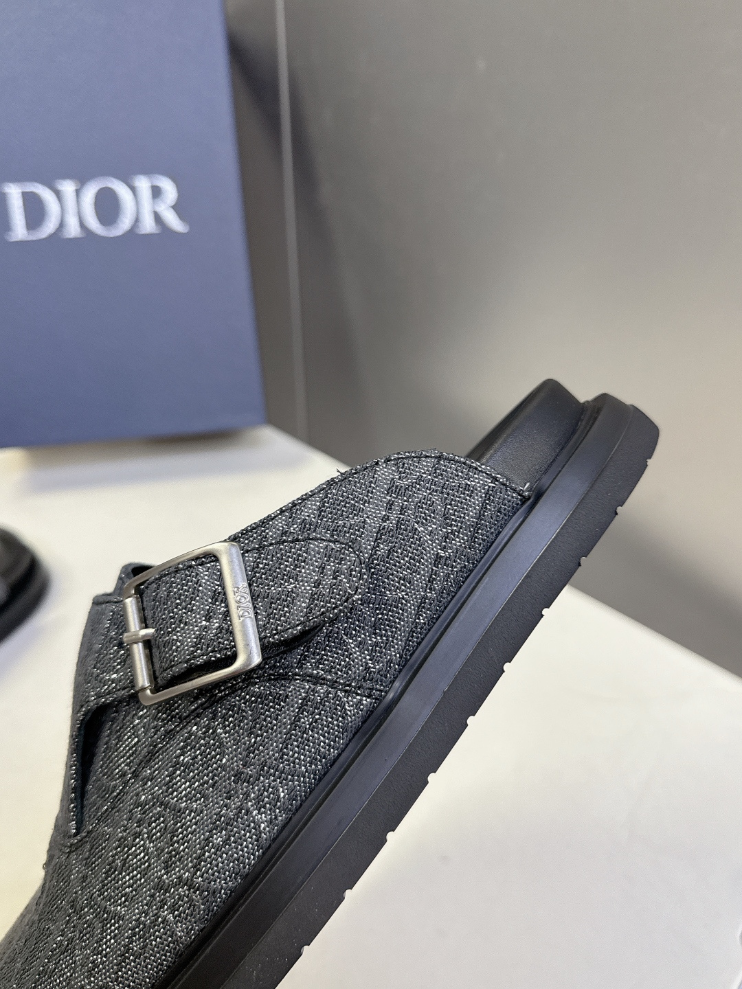 迪奥 Dior春夏最新款Aqua穆勒包头半拖 超多明星网红种草 鞋面采用迪奥经典的 Dior Obliq