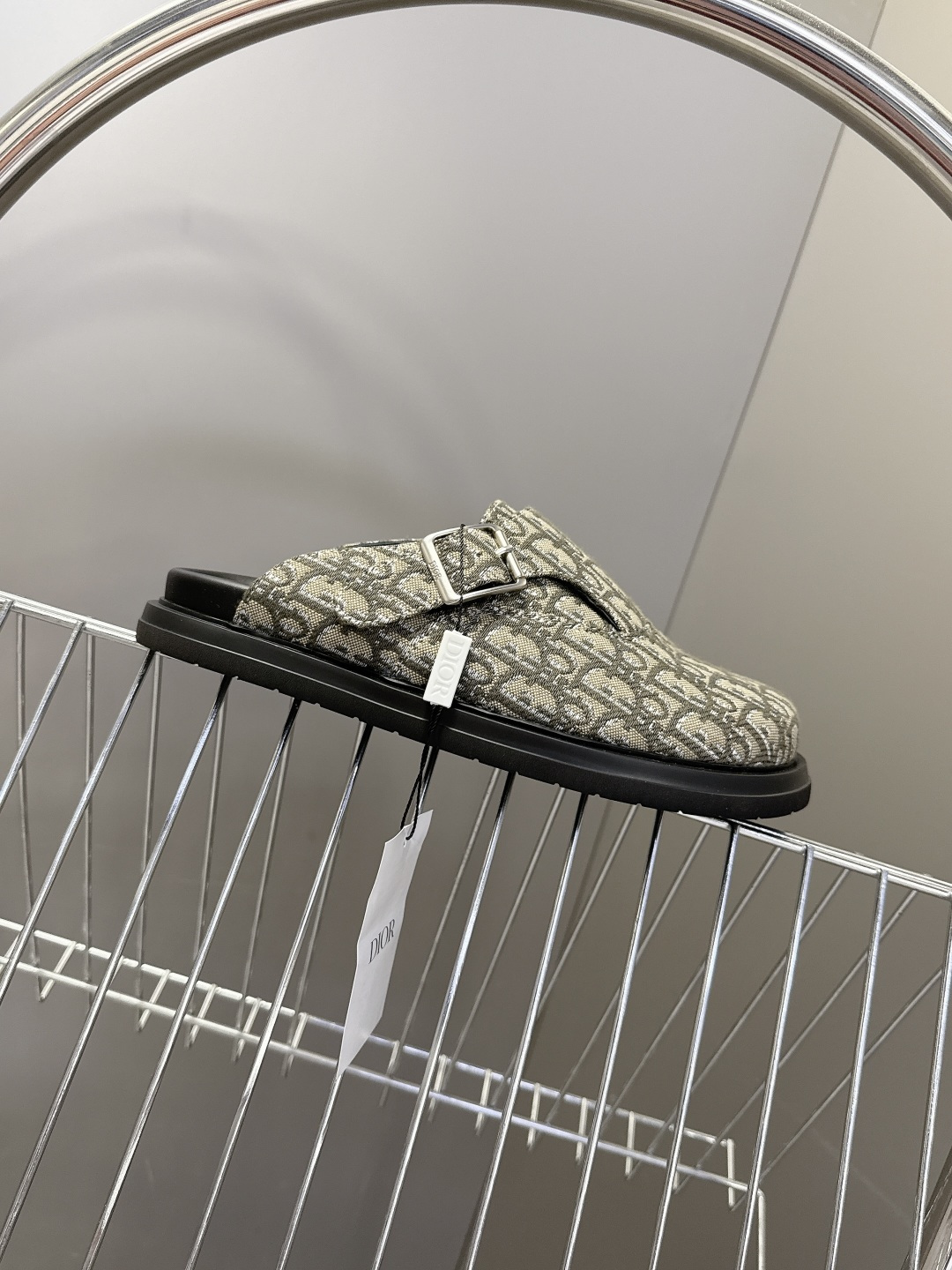 迪奥 Dior春夏最新款Aqua穆勒包头半拖 超多明星网红种草 鞋面采用迪奥经典的 Dior Obliq