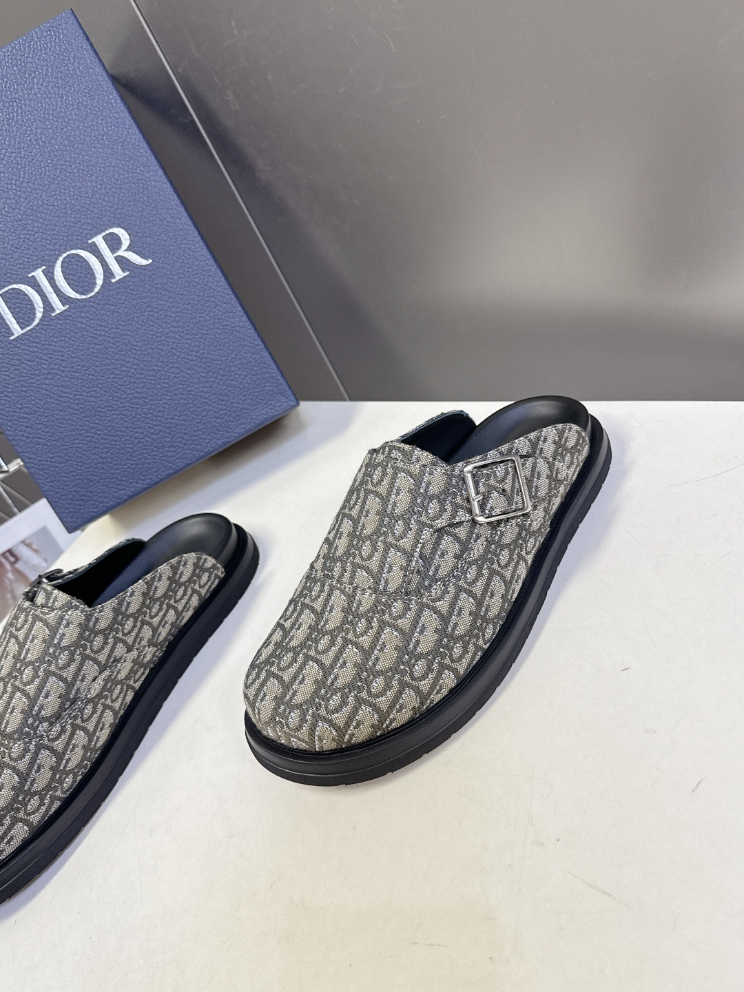 迪奥 Dior春夏最新款Aqua穆勒包头半拖 超多明星网红种草 鞋面采用迪奥经典的 Dior Obliq