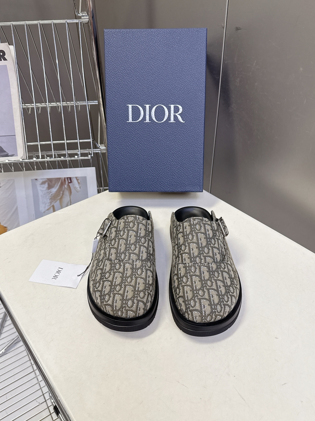 迪奥 Dior春夏最新款Aqua穆勒包头半拖 超多明星网红种草 鞋面采用迪奥经典的 Dior Obliq