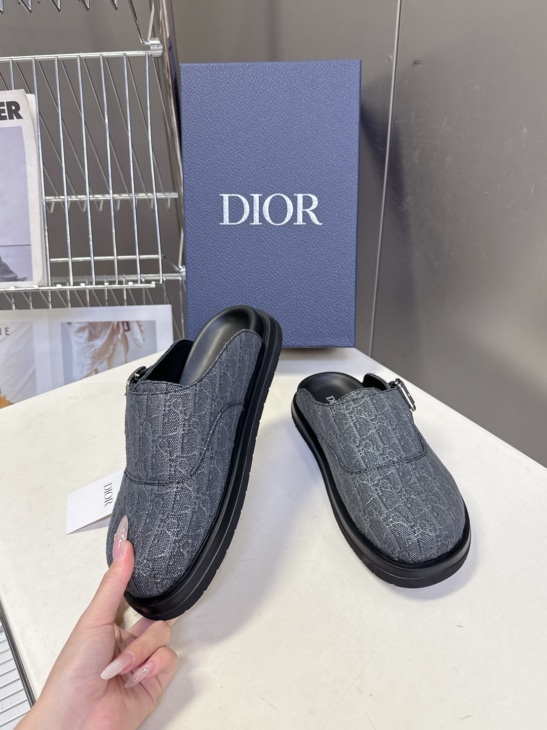 迪奥 Dior春夏最新款Aqua穆勒包头半拖 超多明星网红种草 鞋面采用迪奥经典的 Dior Obliq