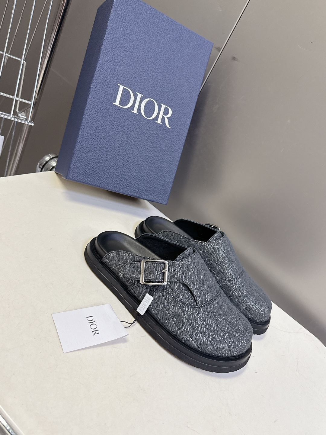 迪奥 Dior春夏最新款Aqua穆勒包头半拖 超多明星网红种草 鞋面采用迪奥经典的 Dior Obliq