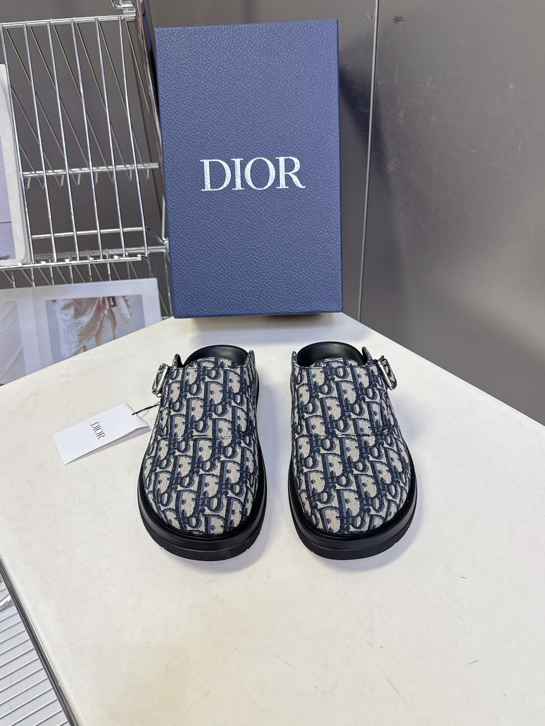 迪奥 Dior春夏最新款Aqua穆勒包头半拖 超多明星网红种草 鞋面采用迪奥经典的 Dior Obliq