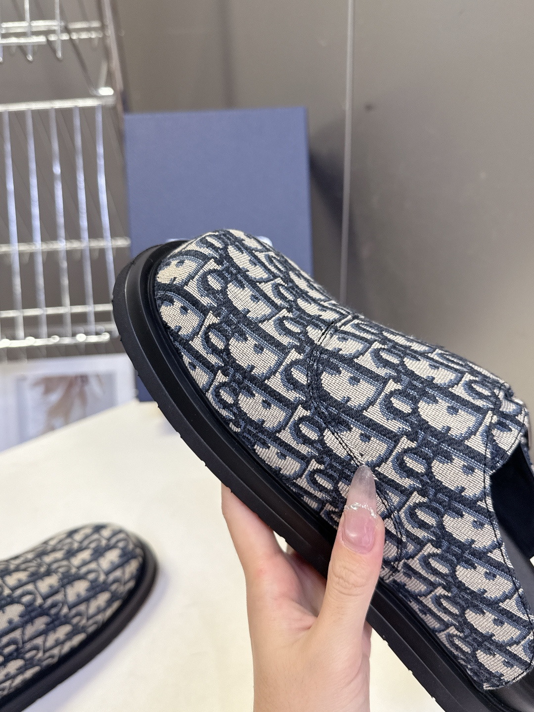 迪奥 Dior春夏最新款Aqua穆勒包头半拖 超多明星网红种草 鞋面采用迪奥经典的 Dior Obliq