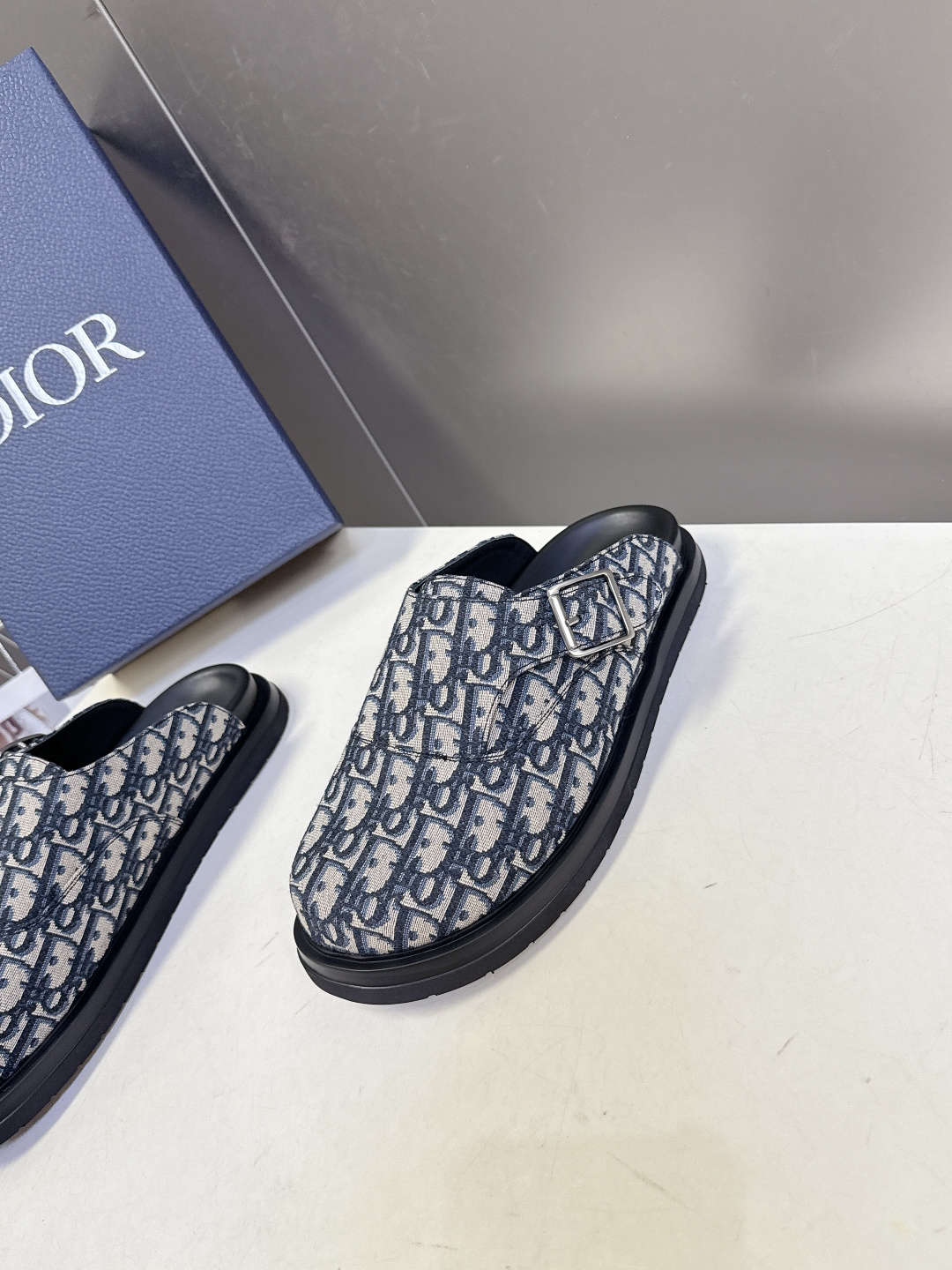 迪奥 Dior春夏最新款Aqua穆勒包头半拖 超多明星网红种草 鞋面采用迪奥经典的 Dior Obliq