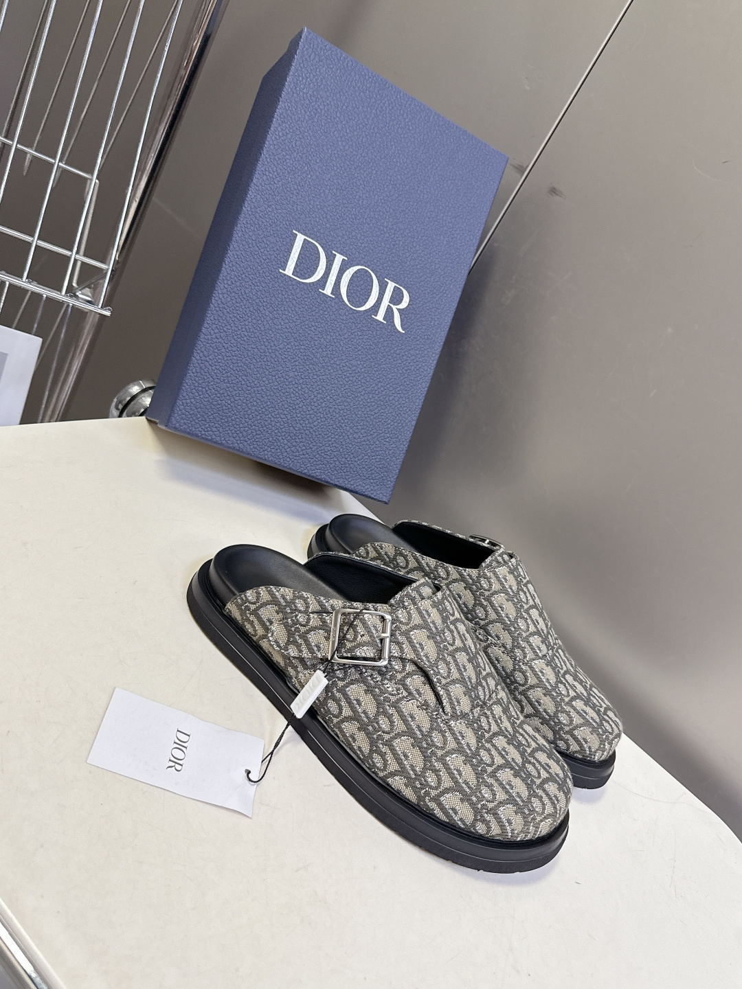 迪奥 Dior春夏最新款Aqua穆勒包头半拖 超多明星网红种草 鞋面采用迪奥经典的 Dior Obliq