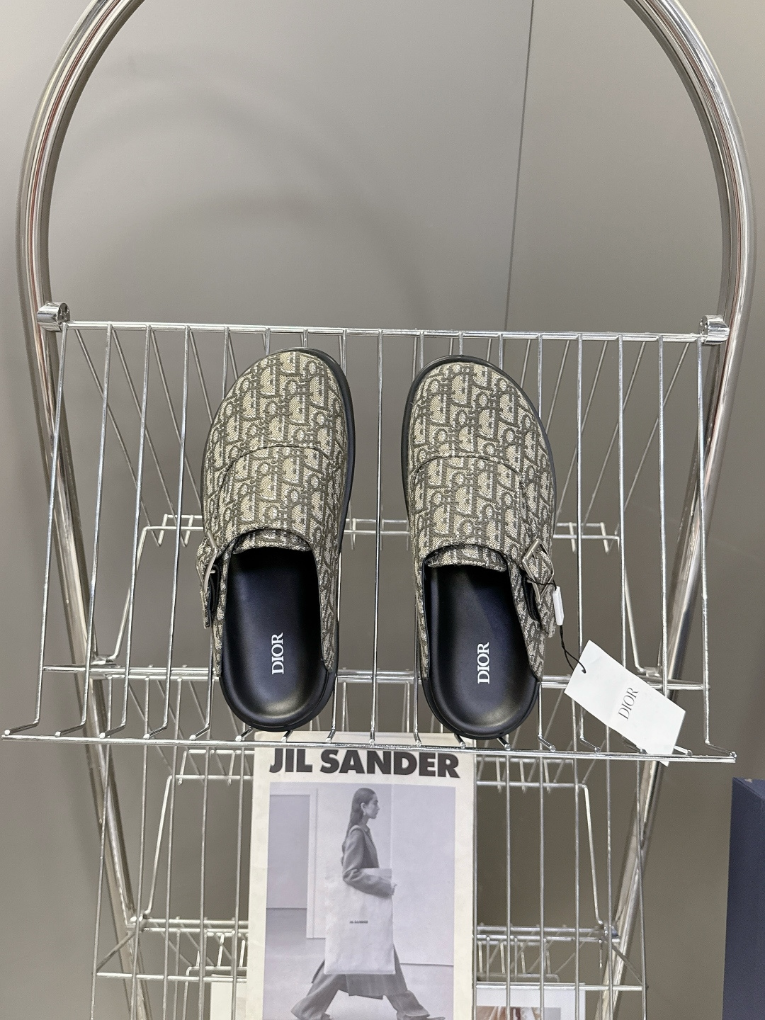 迪奥 Dior春夏最新款Aqua穆勒包头半拖 超多明星网红种草 鞋面采用迪奥经典的 Dior Obliq