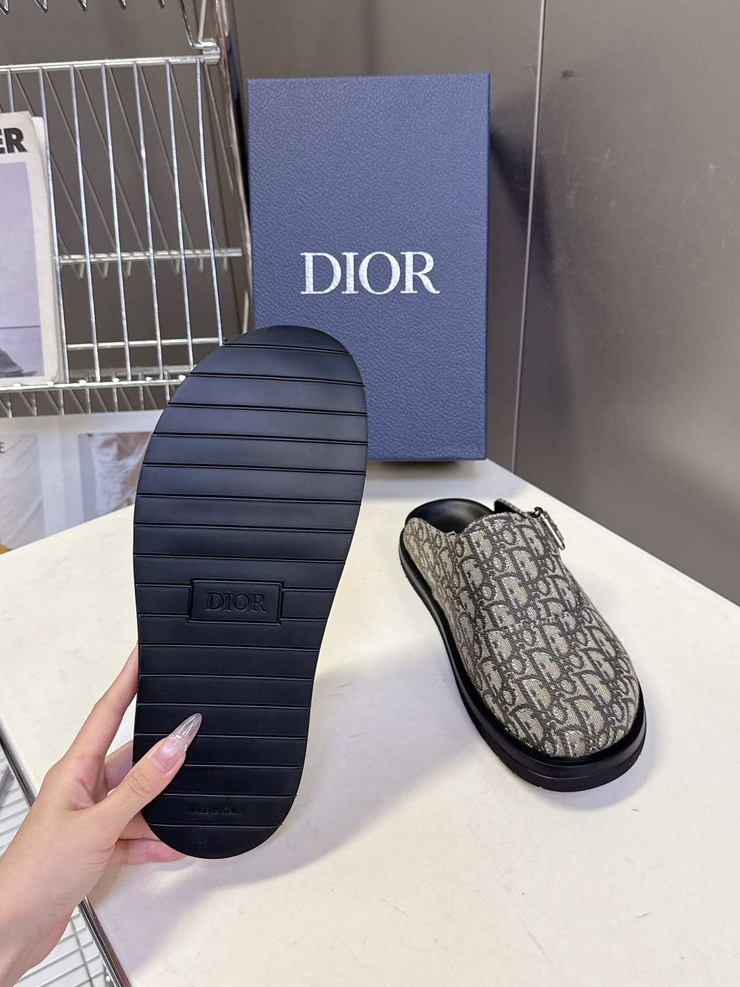 迪奥 Dior春夏最新款Aqua穆勒包头半拖 超多明星网红种草 鞋面采用迪奥经典的 Dior Obliq