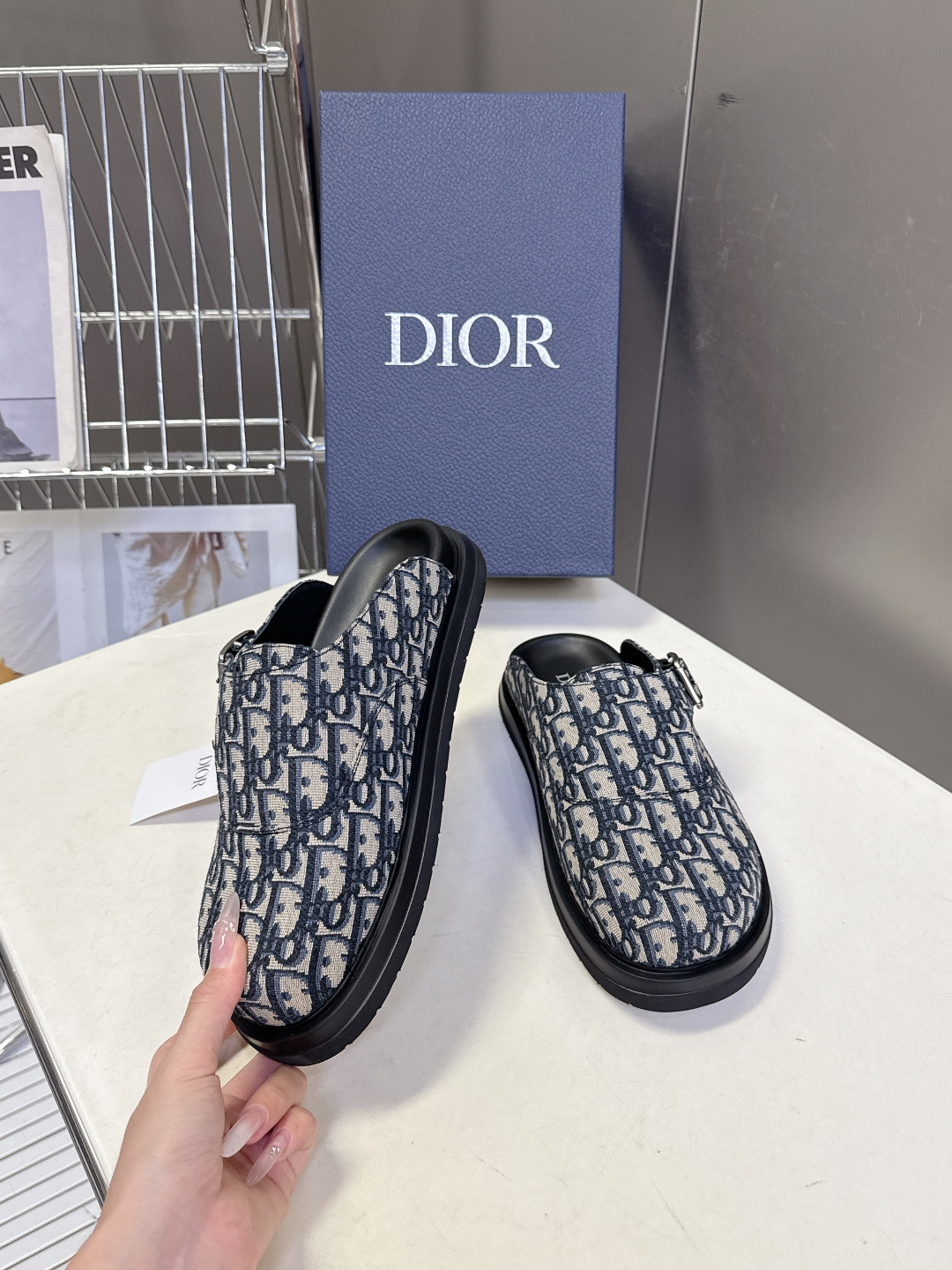 迪奥 Dior春夏最新款Aqua穆勒包头半拖 超多明星网红种草 鞋面采用迪奥经典的 Dior Obliq