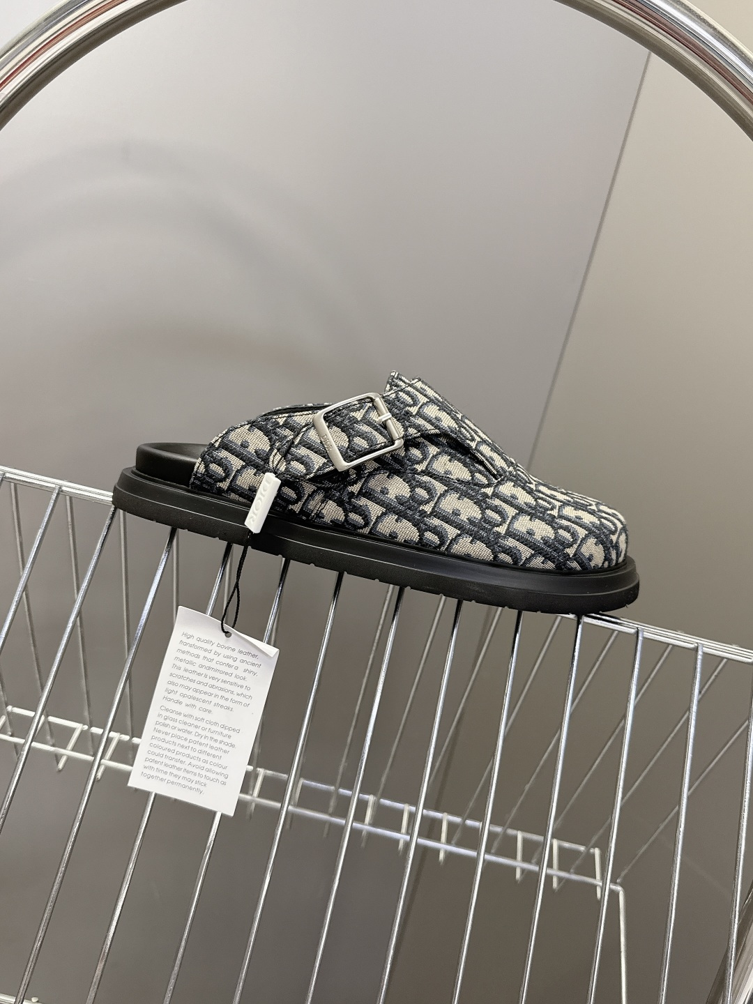 迪奥 Dior春夏最新款Aqua穆勒包头半拖 超多明星网红种草 鞋面采用迪奥经典的 Dior Obliq