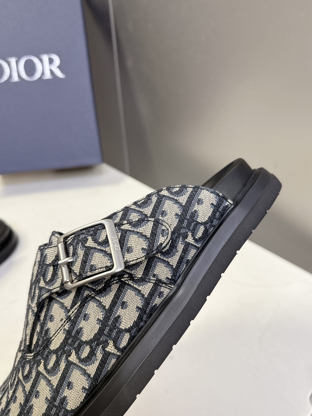 迪奥 Dior春夏最新款Aqua穆勒包头半拖 超多明星网红种草 鞋面采用迪奥经典的 Dior Obliq