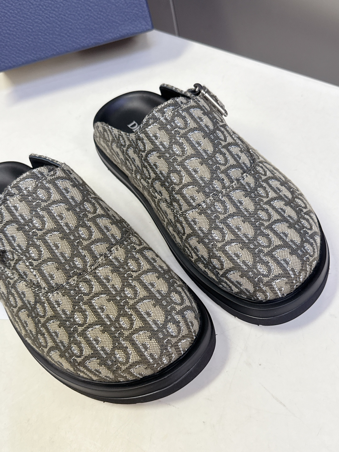 迪奥 Dior春夏最新款Aqua穆勒包头半拖 超多明星网红种草 鞋面采用迪奥经典的 Dior Obliq