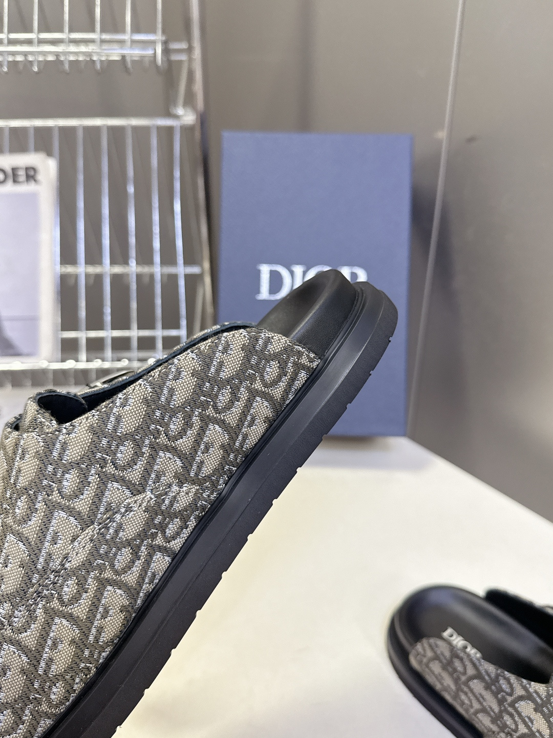 迪奥 Dior春夏最新款Aqua穆勒包头半拖 超多明星网红种草 鞋面采用迪奥经典的 Dior Obliq