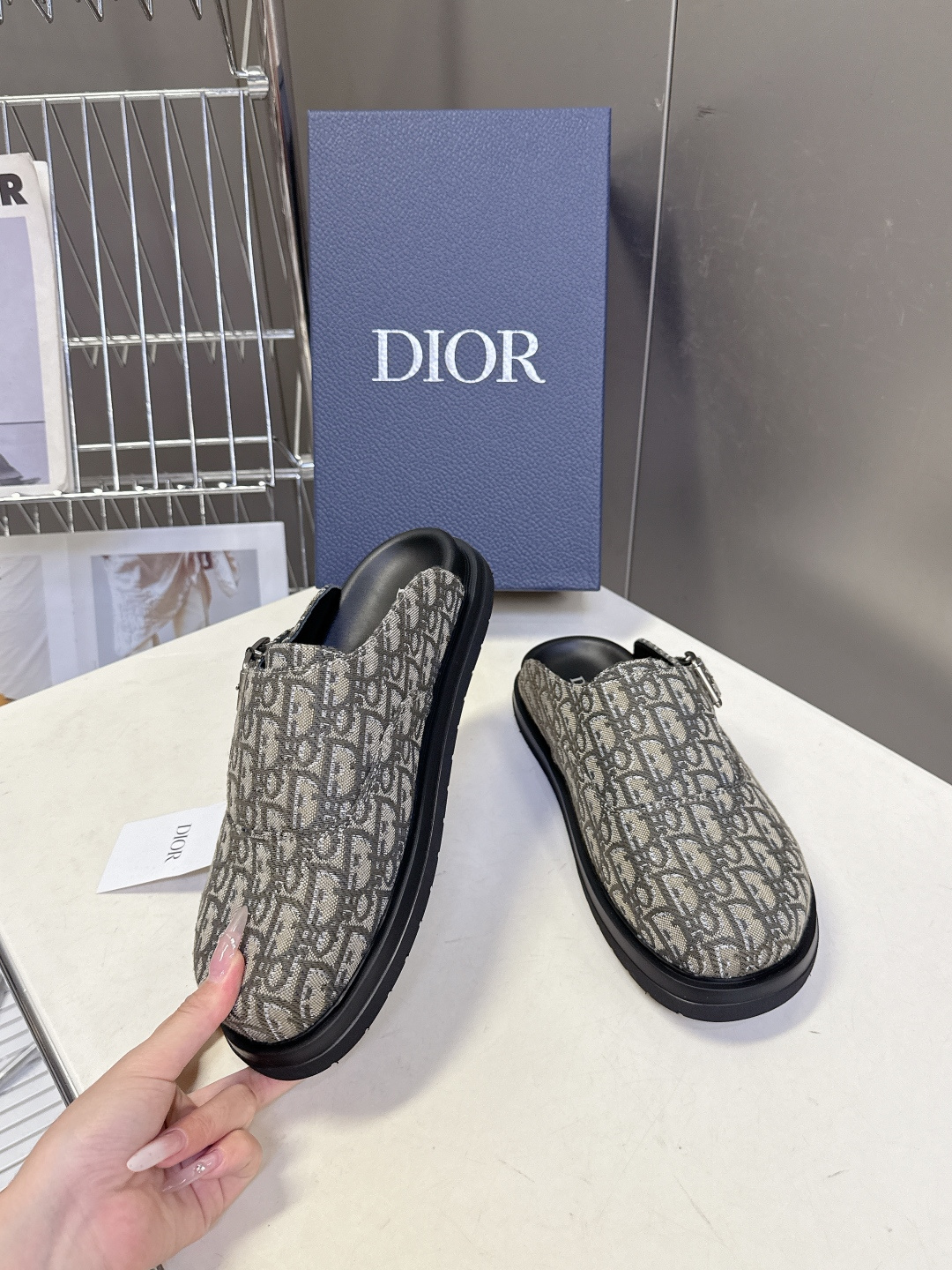 迪奥 Dior春夏最新款Aqua穆勒包头半拖 超多明星网红种草 鞋面采用迪奥经典的 Dior Obliq