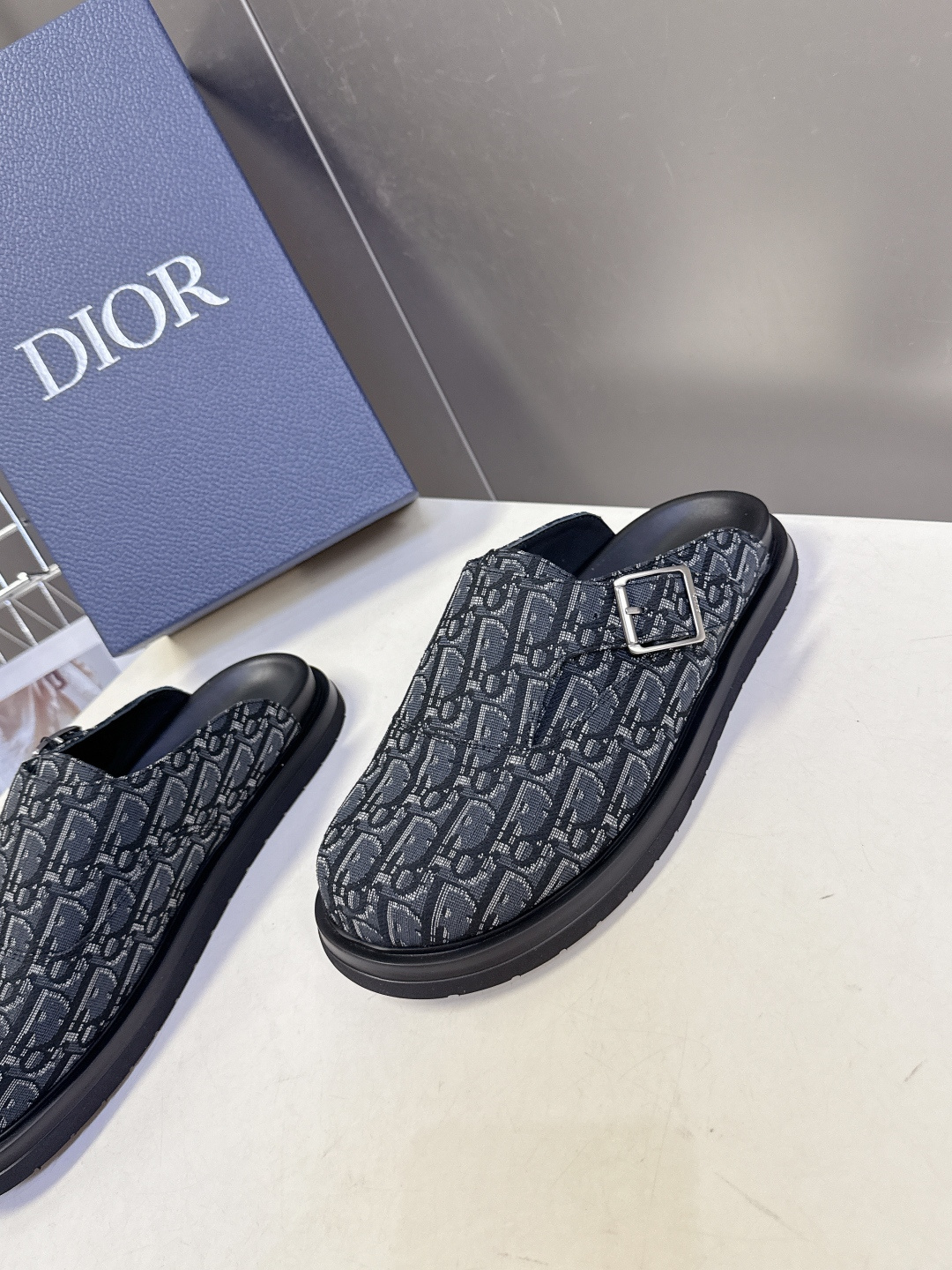 迪奥 Dior春夏最新款Aqua穆勒包头半拖 超多明星网红种草 鞋面采用迪奥经典的 Dior Obliq