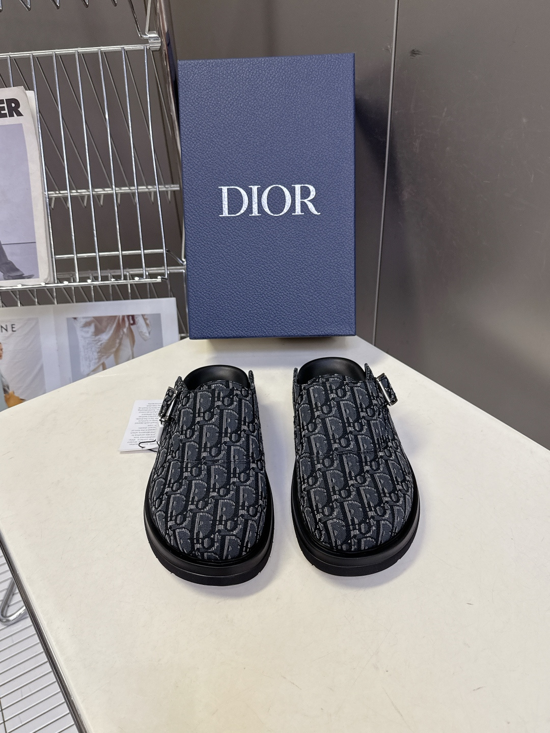 迪奥 Dior春夏最新款Aqua穆勒包头半拖 超多明星网红种草 鞋面采用迪奥经典的 Dior Obliq