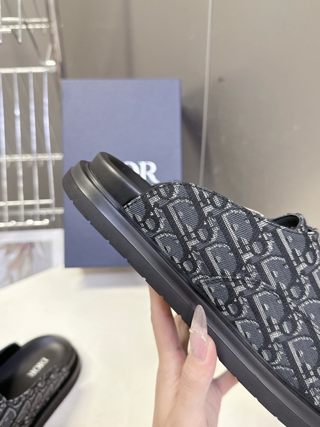 迪奥 Dior春夏最新款Aqua穆勒包头半拖 超多明星网红种草 鞋面采用迪奥经典的 Dior Obliq