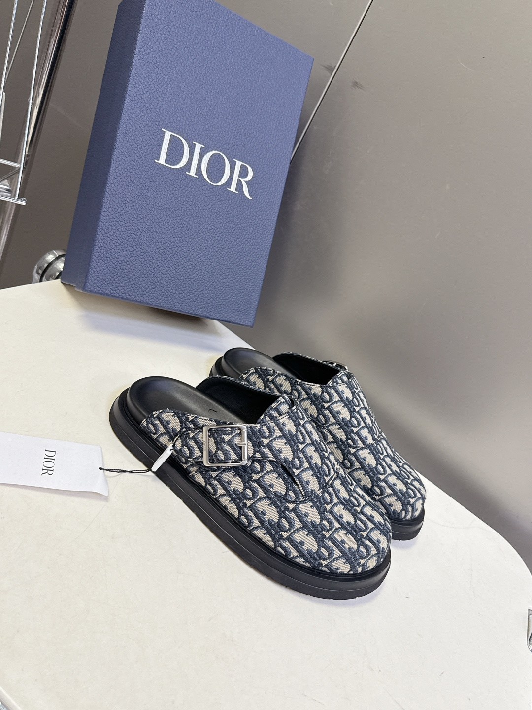 迪奥 Dior春夏最新款Aqua穆勒包头半拖 超多明星网红种草 鞋面采用迪奥经典的 Dior Obliq