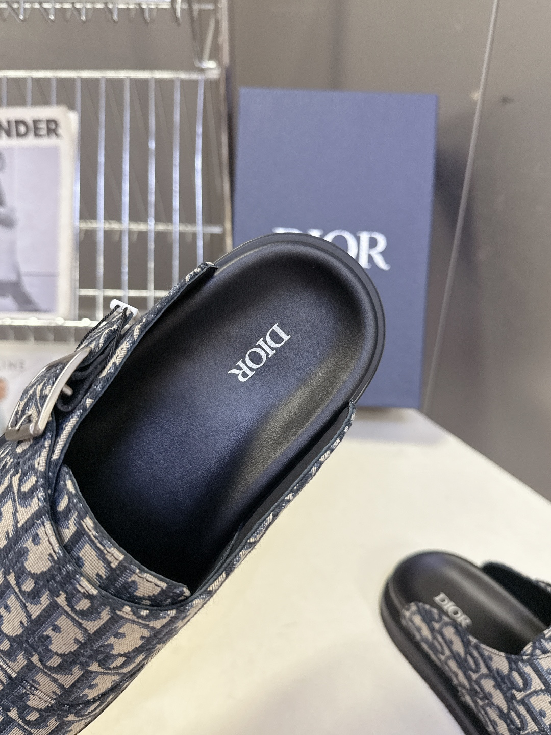 迪奥 Dior春夏最新款Aqua穆勒包头半拖 超多明星网红种草 鞋面采用迪奥经典的 Dior Obliq