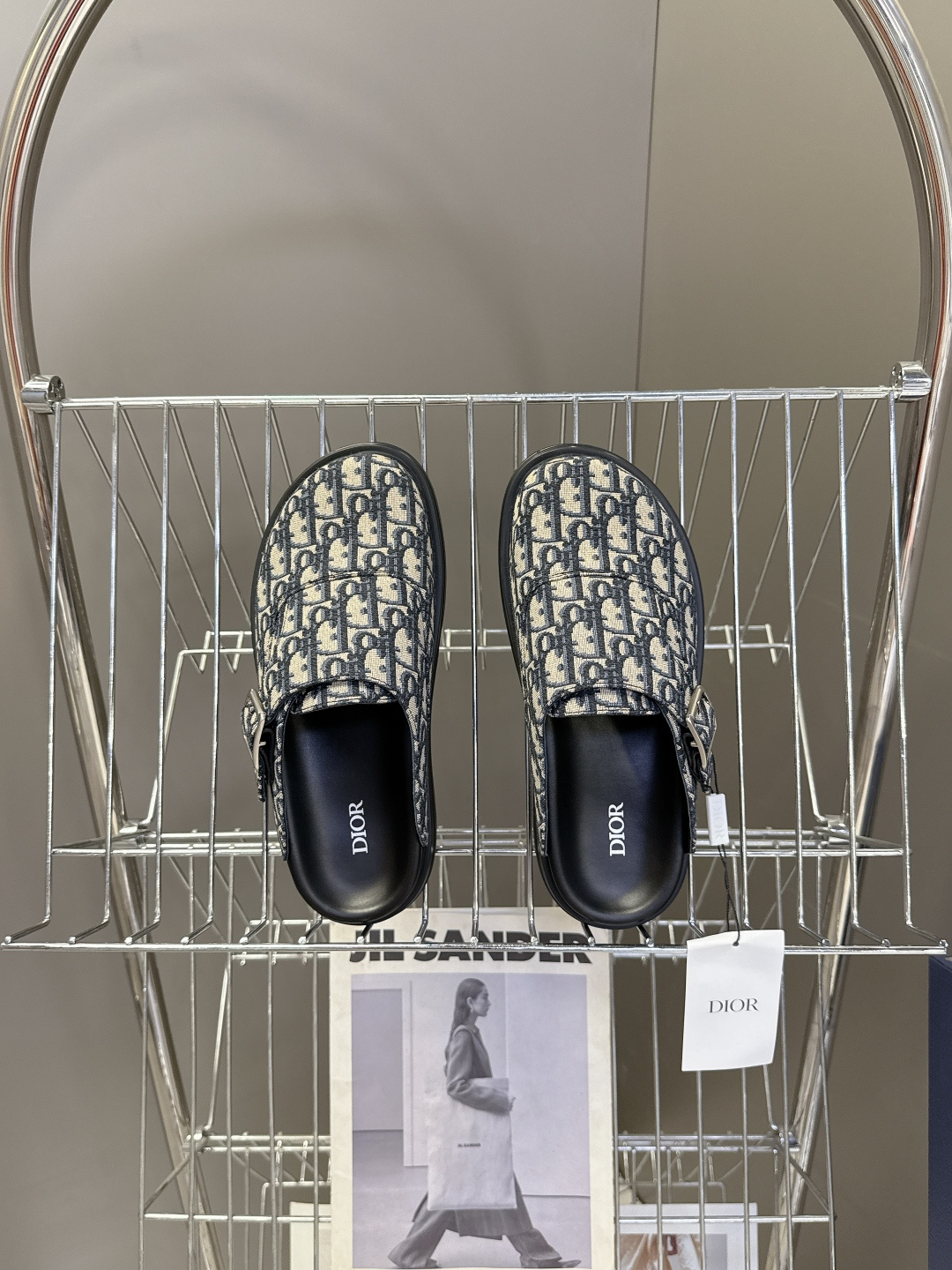 迪奥 Dior春夏最新款Aqua穆勒包头半拖 超多明星网红种草 鞋面采用迪奥经典的 Dior Obliq