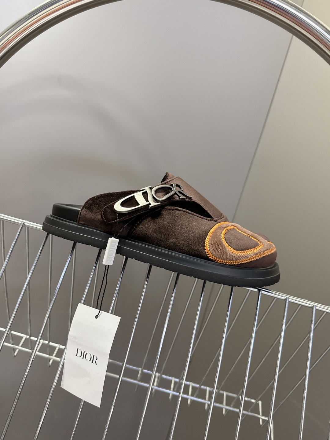 迪奥 Dior春夏最新款Aqua穆勒包头半拖 超多明星网红种草 鞋面采用迪奥经典的 Dior Obliq