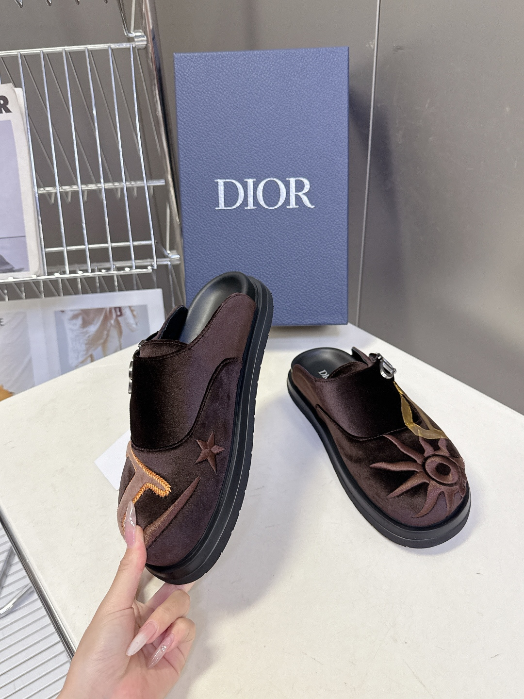 迪奥 Dior春夏最新款Aqua穆勒包头半拖 超多明星网红种草 鞋面采用迪奥经典的 Dior Obliq