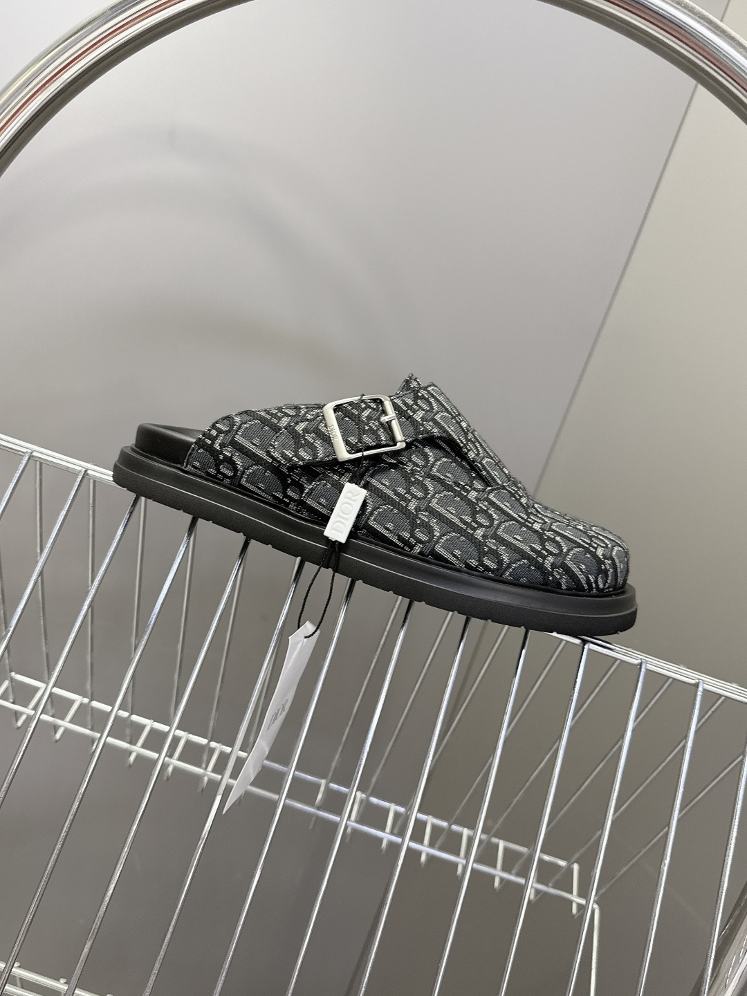 迪奥 Dior春夏最新款Aqua穆勒包头半拖 超多明星网红种草 鞋面采用迪奥经典的 Dior Obliq