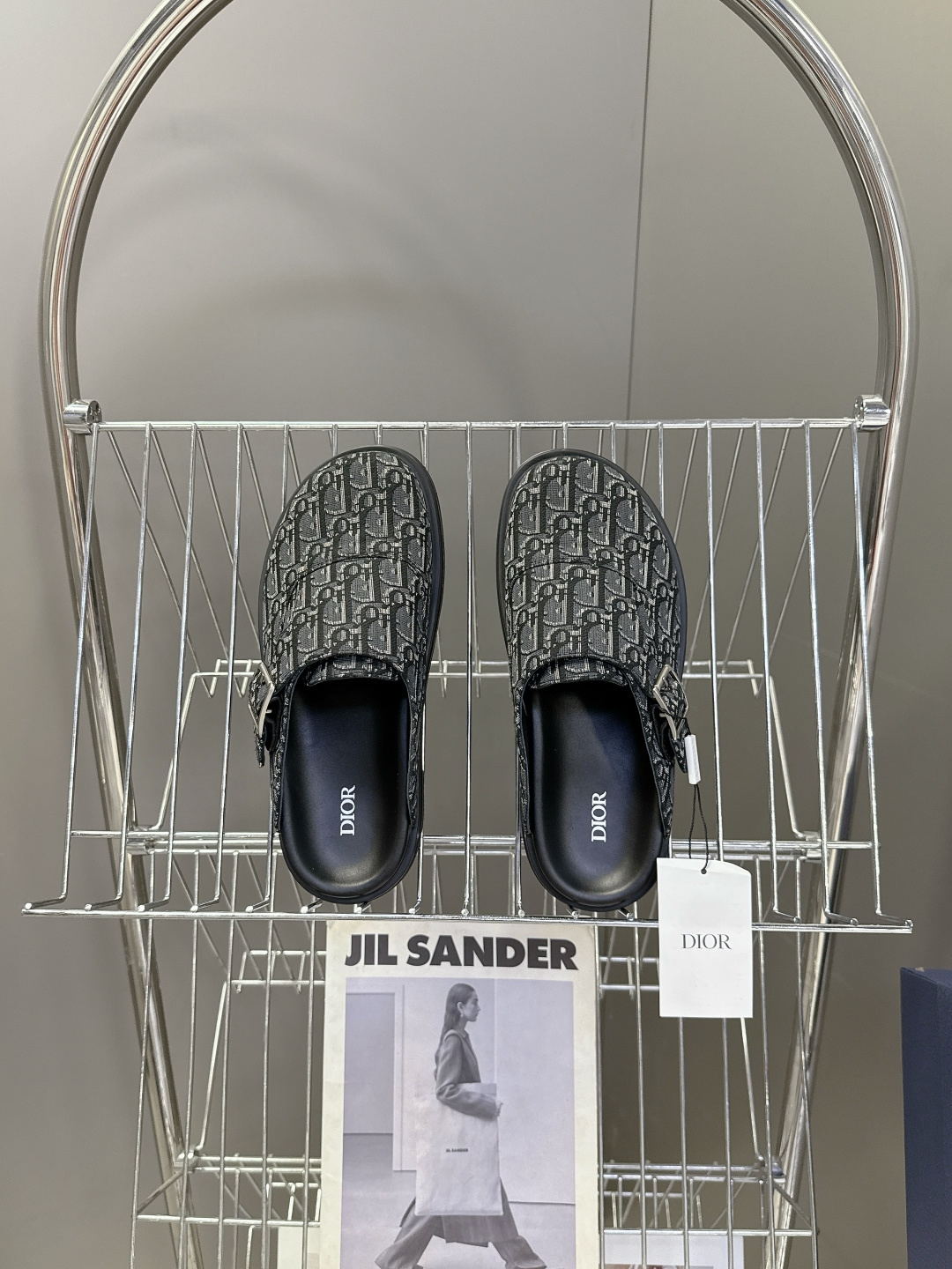 迪奥 Dior春夏最新款Aqua穆勒包头半拖 超多明星网红种草 鞋面采用迪奥经典的 Dior Obliq