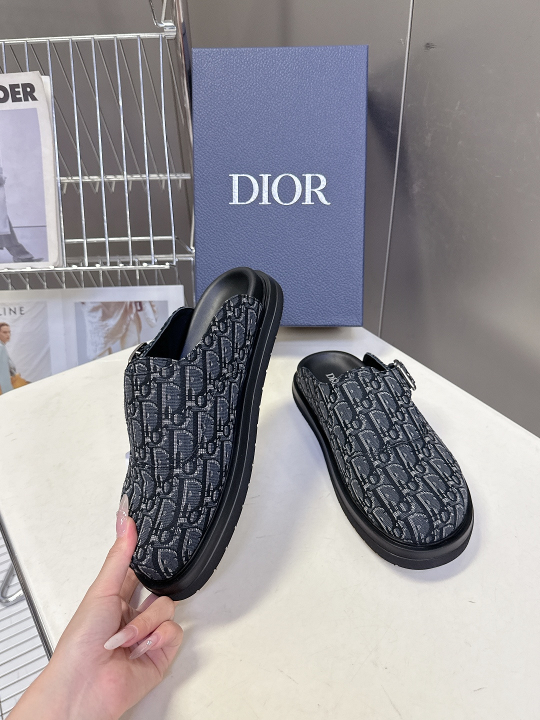 迪奥 Dior春夏最新款Aqua穆勒包头半拖 超多明星网红种草 鞋面采用迪奥经典的 Dior Obliq