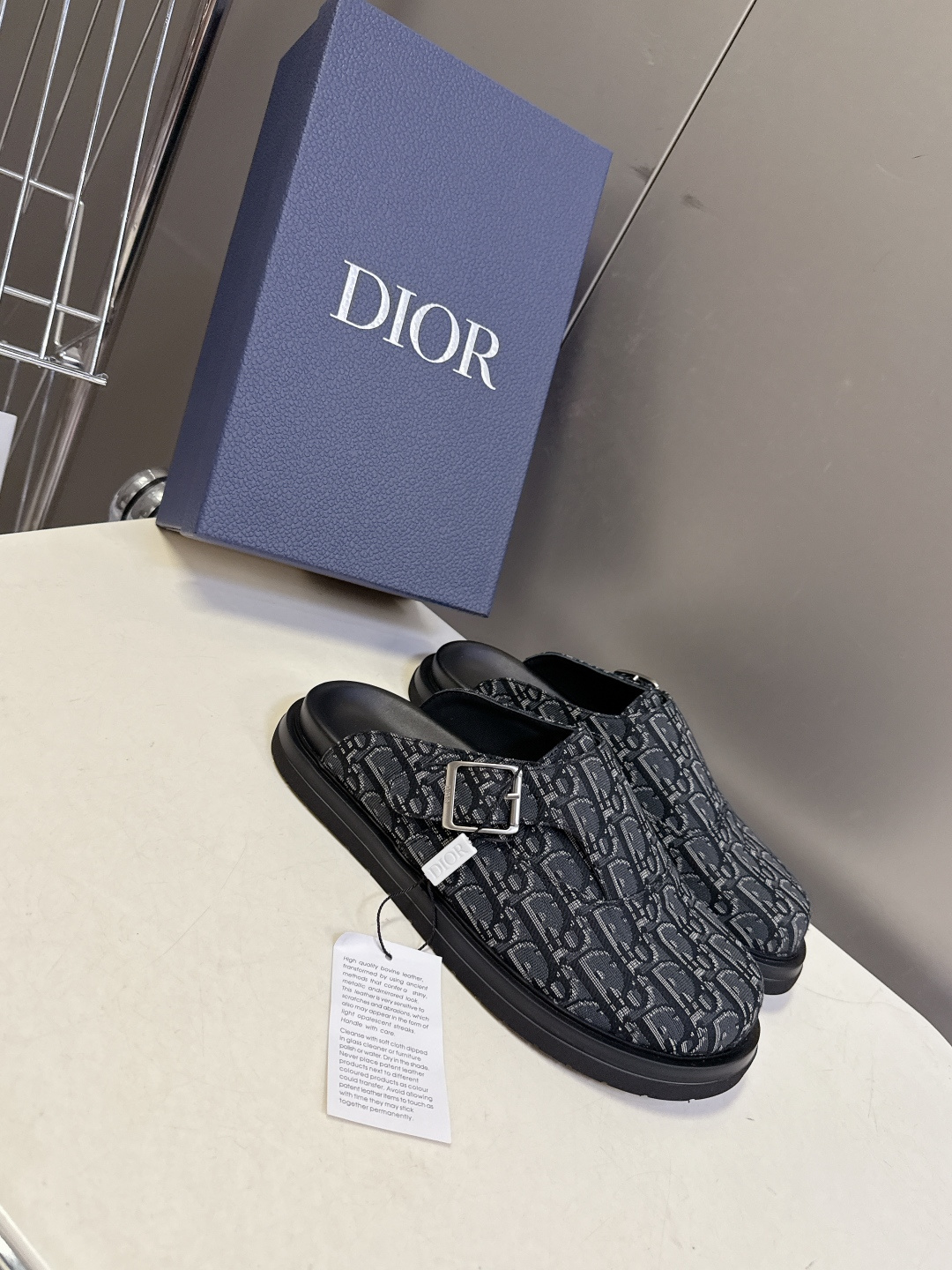 迪奥 Dior春夏最新款Aqua穆勒包头半拖 超多明星网红种草 鞋面采用迪奥经典的 Dior Obliq