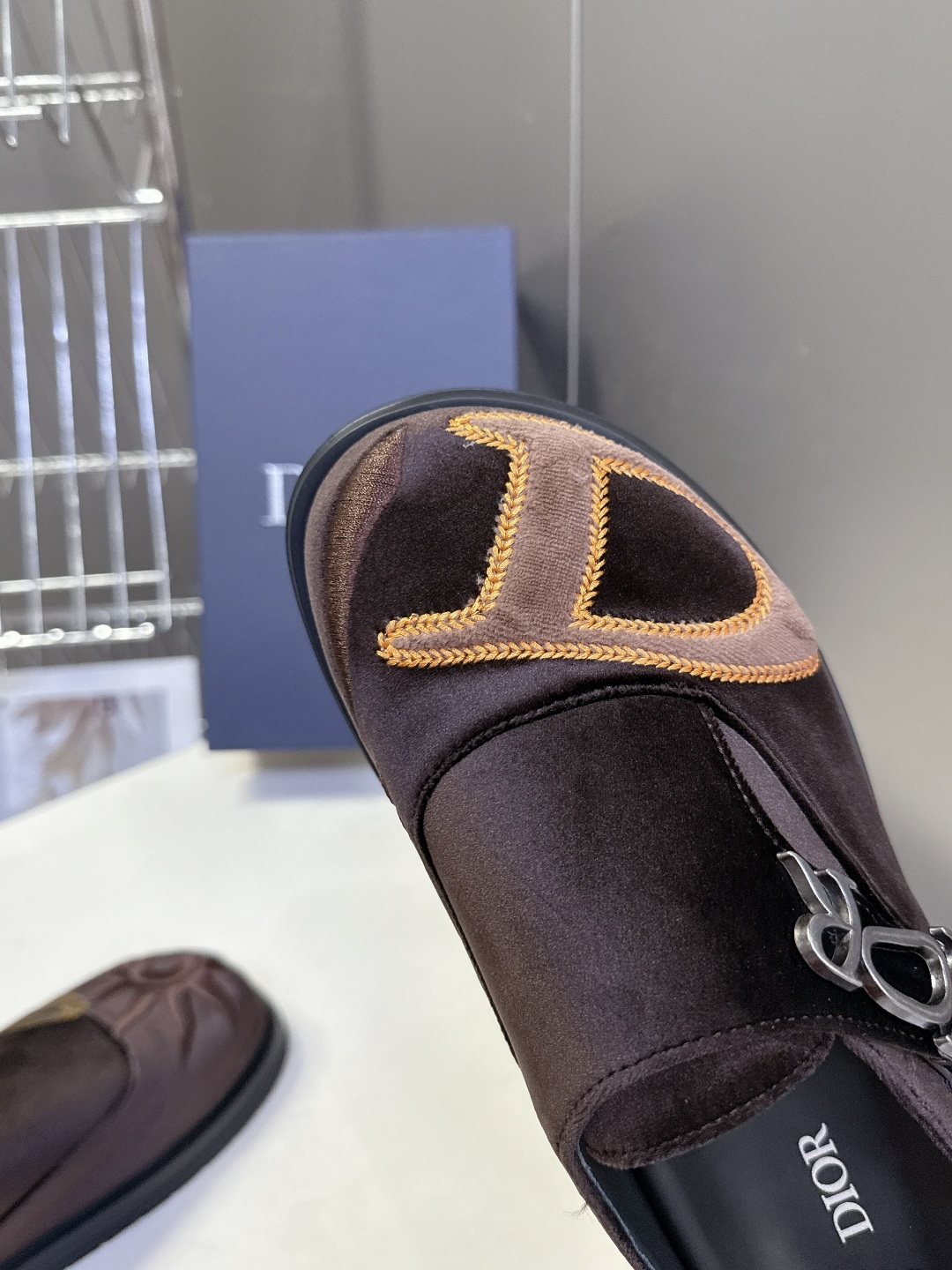 迪奥 Dior春夏最新款Aqua穆勒包头半拖 超多明星网红种草 鞋面采用迪奥经典的 Dior Obliq