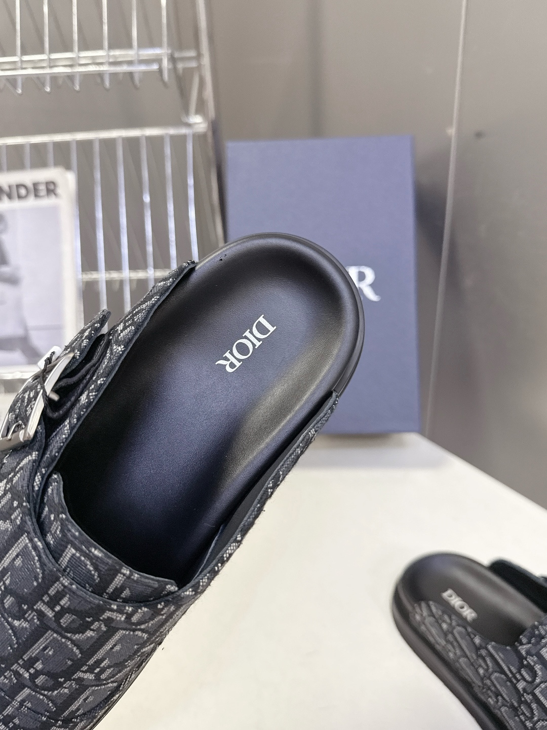 迪奥 Dior春夏最新款Aqua穆勒包头半拖 超多明星网红种草 鞋面采用迪奥经典的 Dior Obliq