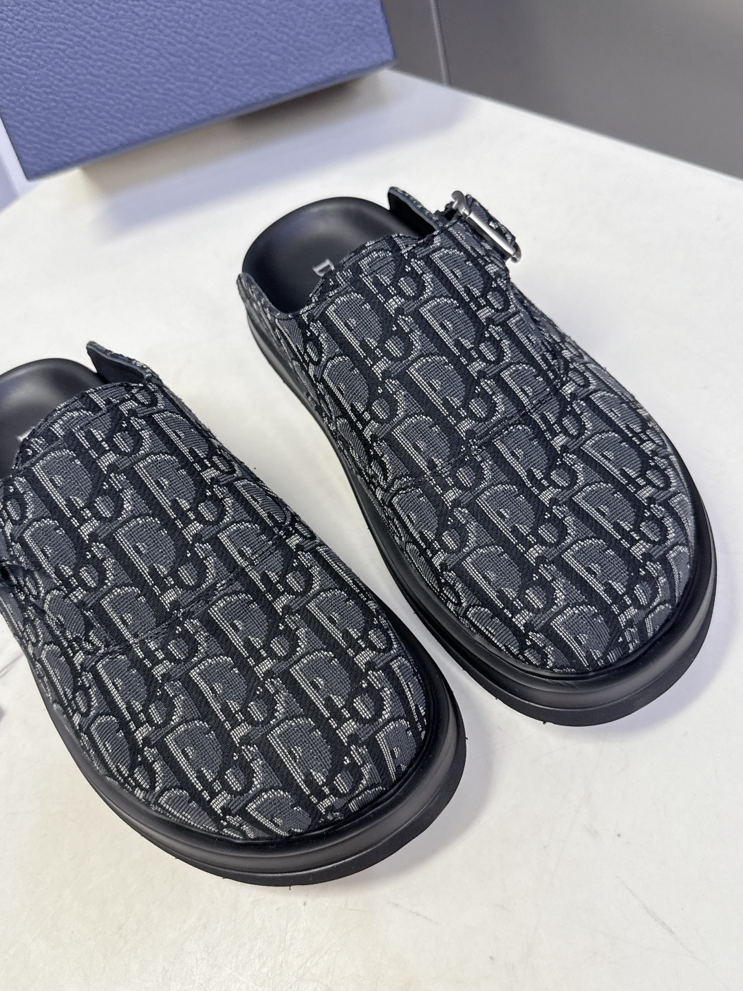 迪奥 Dior春夏最新款Aqua穆勒包头半拖 超多明星网红种草 鞋面采用迪奥经典的 Dior Obliq