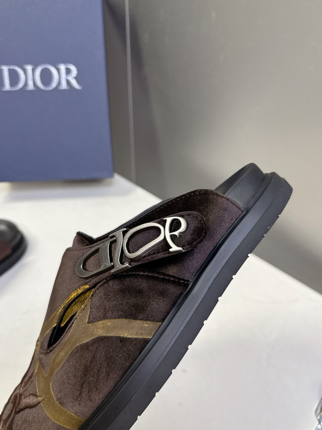 迪奥 Dior春夏最新款Aqua穆勒包头半拖 超多明星网红种草 鞋面采用迪奥经典的 Dior Obliq