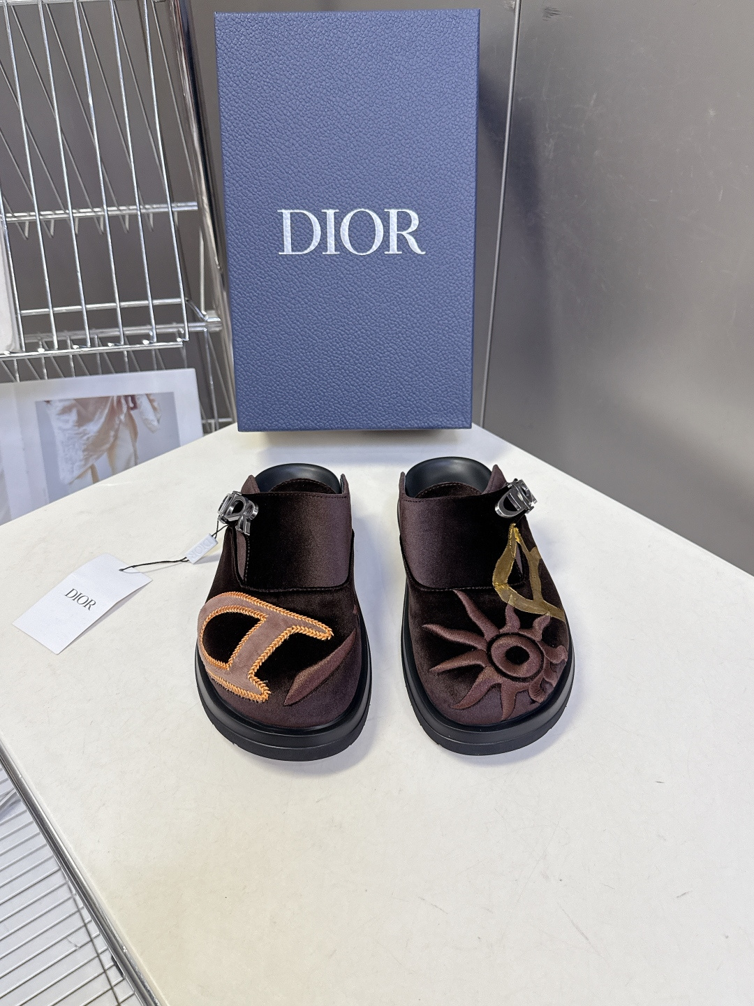 迪奥 Dior春夏最新款Aqua穆勒包头半拖 超多明星网红种草 鞋面采用迪奥经典的 Dior Obliq