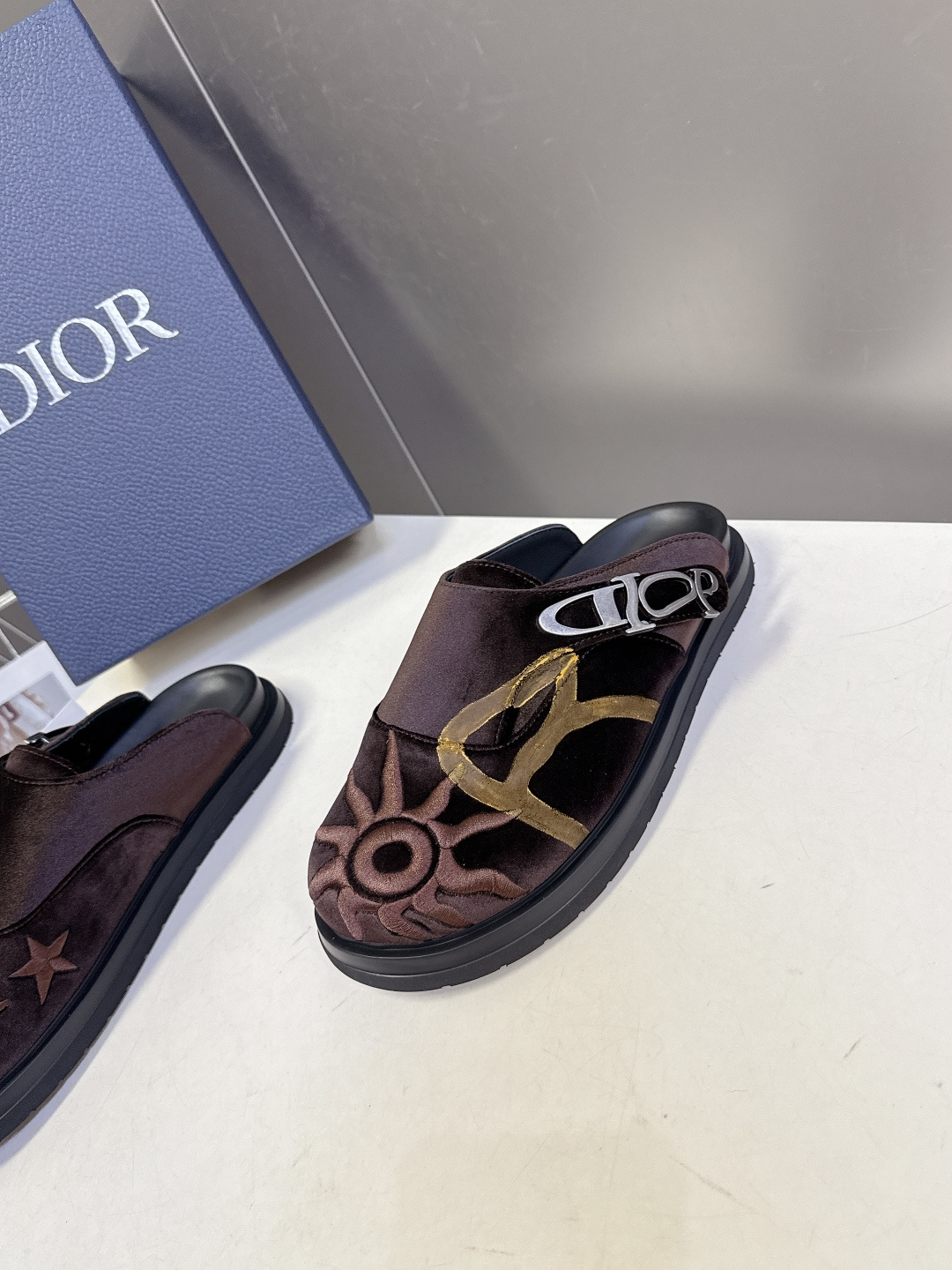 迪奥 Dior春夏最新款Aqua穆勒包头半拖 超多明星网红种草 鞋面采用迪奥经典的 Dior Obliq