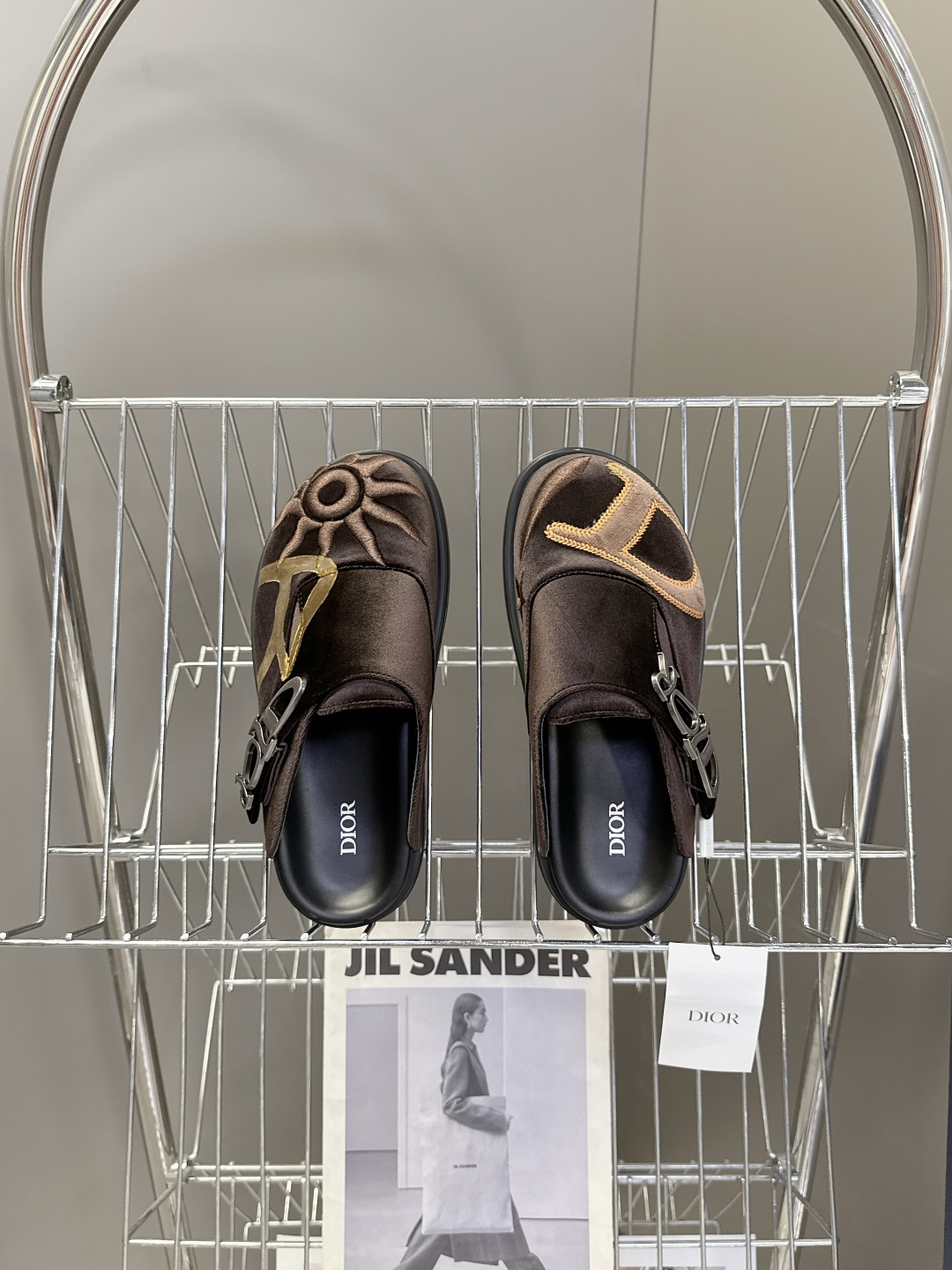 迪奥 Dior春夏最新款Aqua穆勒包头半拖 超多明星网红种草 鞋面采用迪奥经典的 Dior Obliq