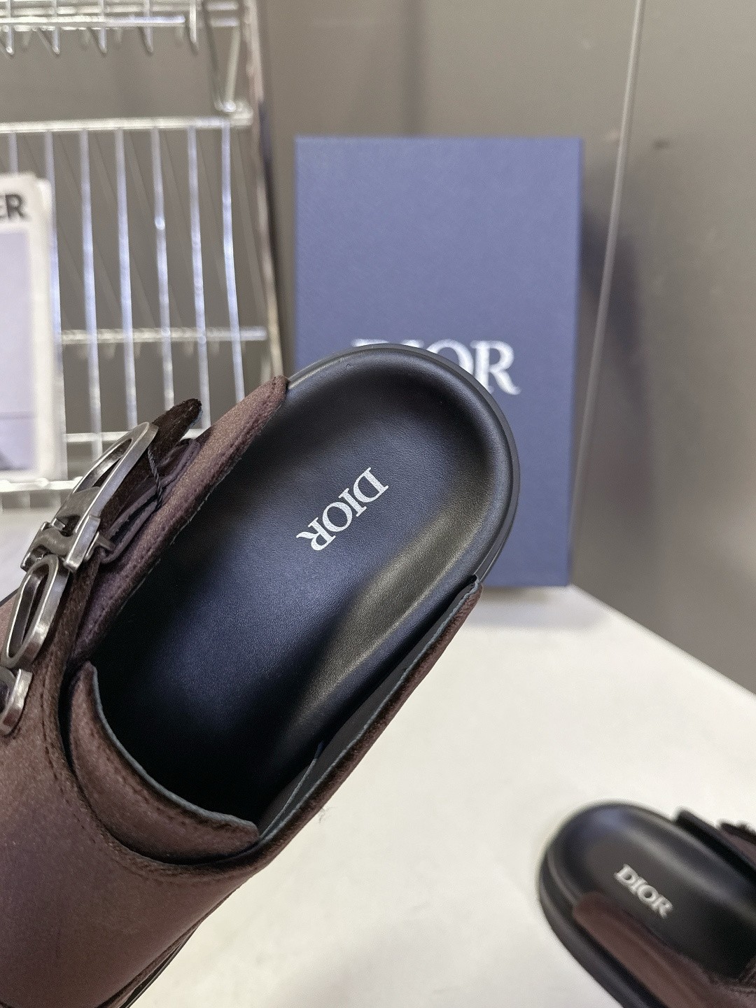 迪奥 Dior春夏最新款Aqua穆勒包头半拖 超多明星网红种草 鞋面采用迪奥经典的 Dior Obliq