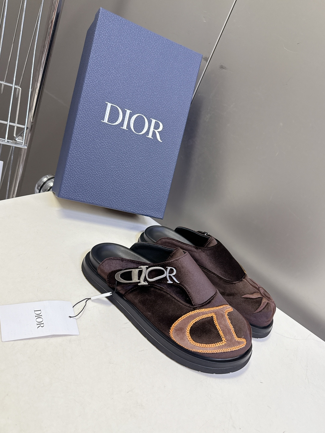 迪奥 Dior春夏最新款Aqua穆勒包头半拖 超多明星网红种草 鞋面采用迪奥经典的 Dior Obliq