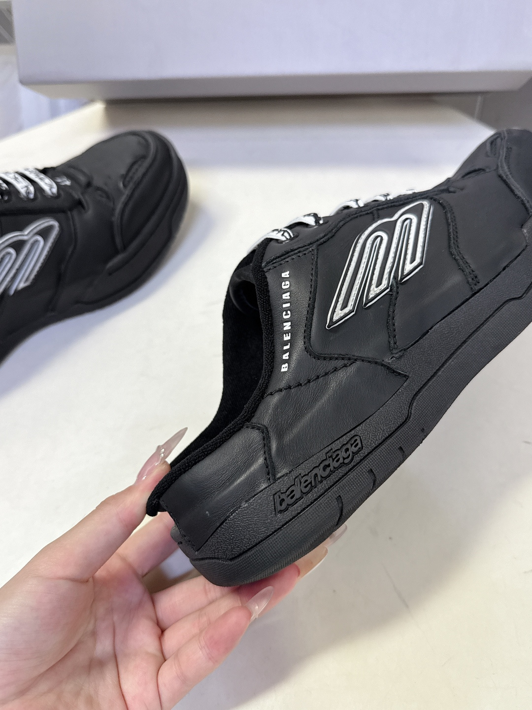 BaLenciaga巴黎世家最新春夏Hamp tons情侣运动鞋半拖 超多明星网红种草 它以经典鞋履为原