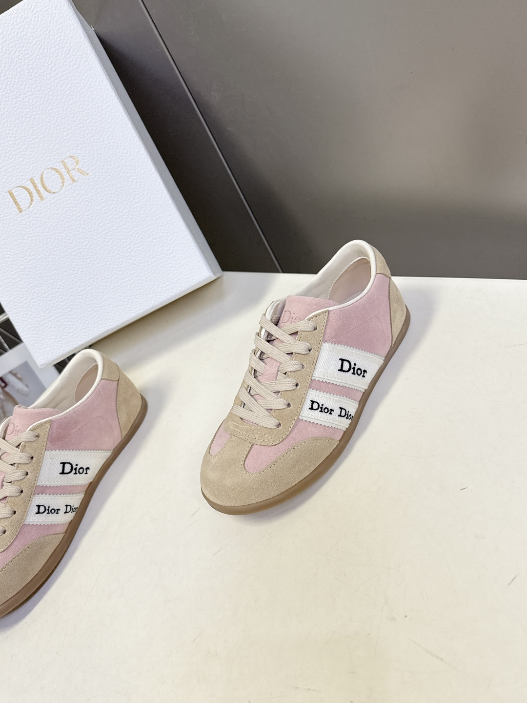 迪奥DIOR春夏最新款德训休闲鞋超多明星网红种草 融合了迪奥的高奢设计与经典运动鞋型 主打休闲百搭轻复古