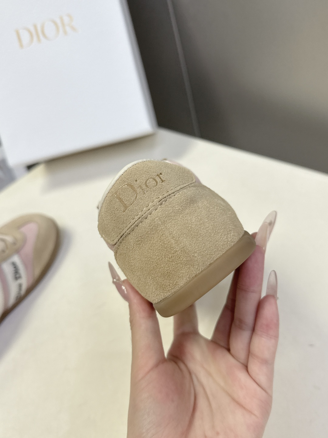 迪奥DIOR春夏最新款德训休闲鞋超多明星网红种草 融合了迪奥的高奢设计与经典运动鞋型 主打休闲百搭轻复古