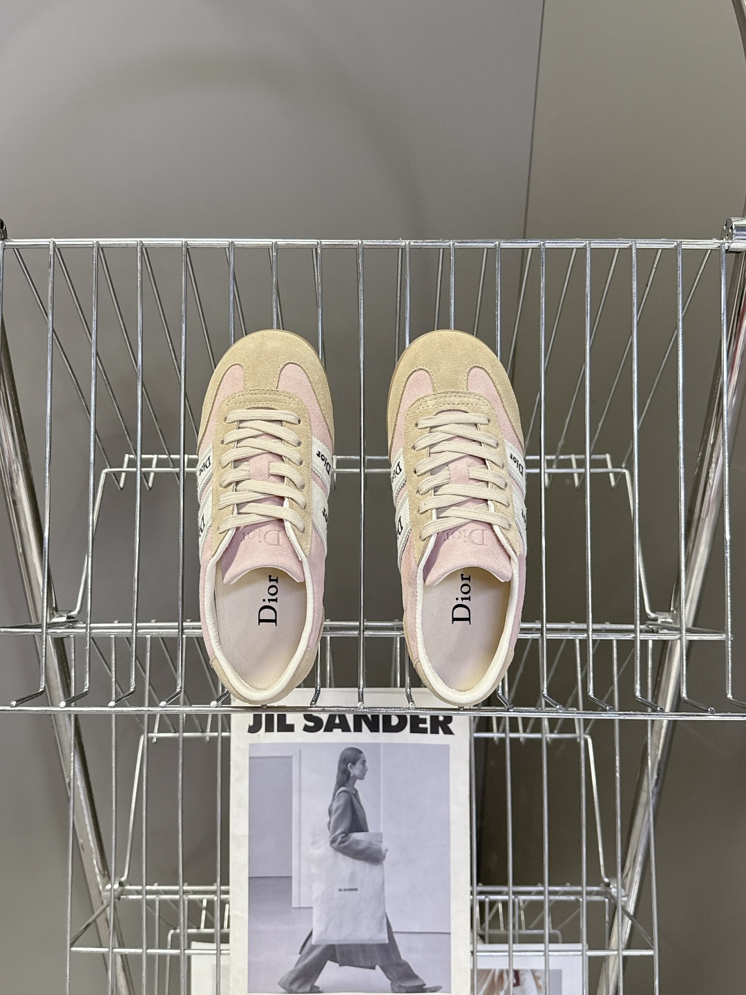 迪奥DIOR春夏最新款德训休闲鞋超多明星网红种草 融合了迪奥的高奢设计与经典运动鞋型 主打休闲百搭轻复古